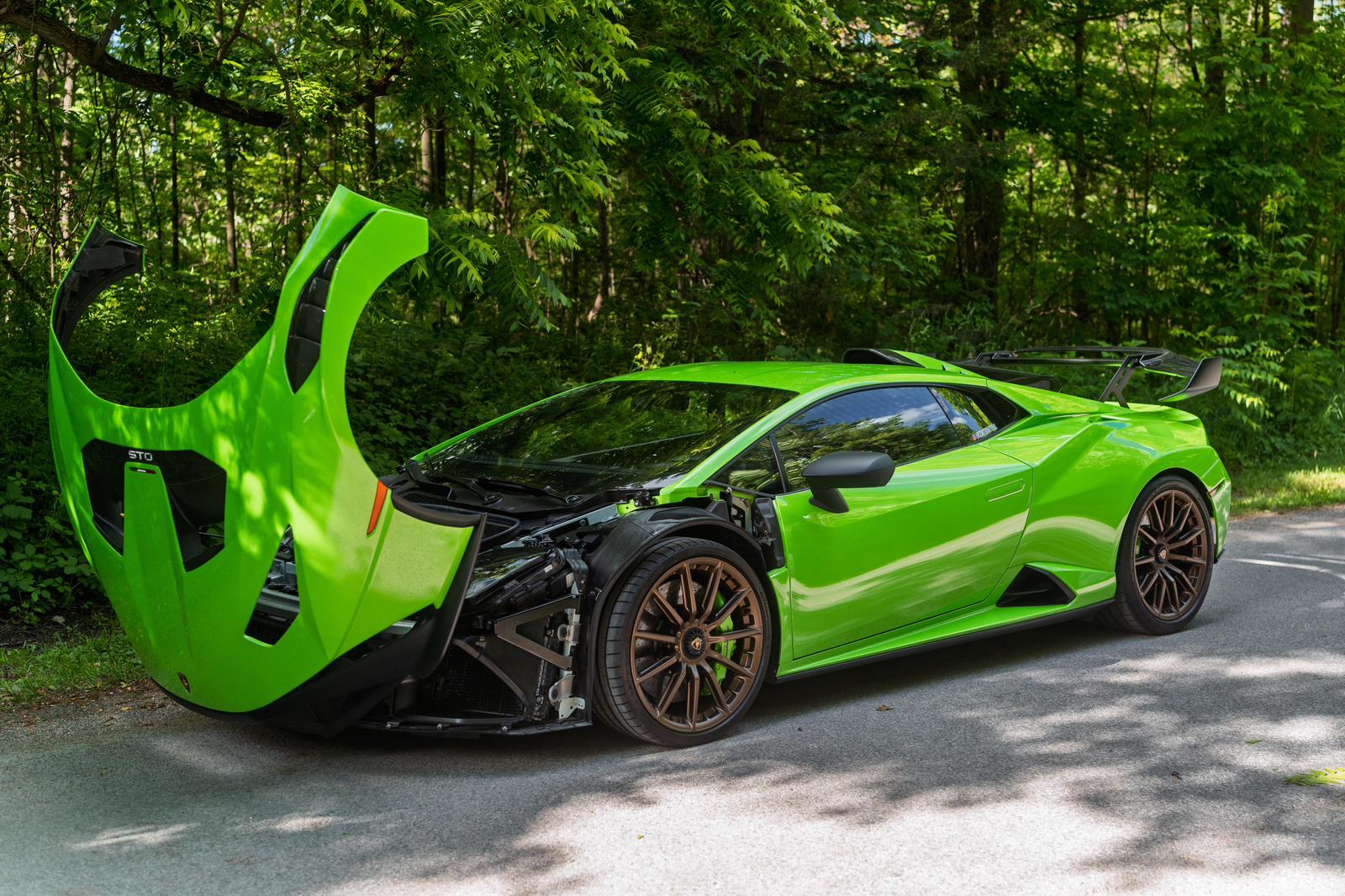 2022 Huracán STO, green, front clamshell open